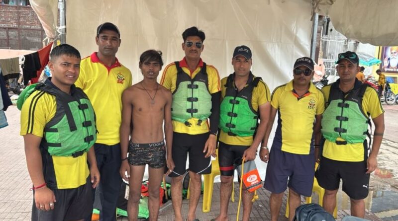 SDRF ने कांगड़ा घाट पर डूब रहे दो युवकों का किया सकुशल रेस्क्यू