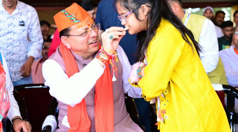 देवीधुरा में 8 मिनट तक चली ऐतिहासिक बग्वाल, फलों-फूलों की बरसात के बीच गूंजे मां वाराही के जयकारे