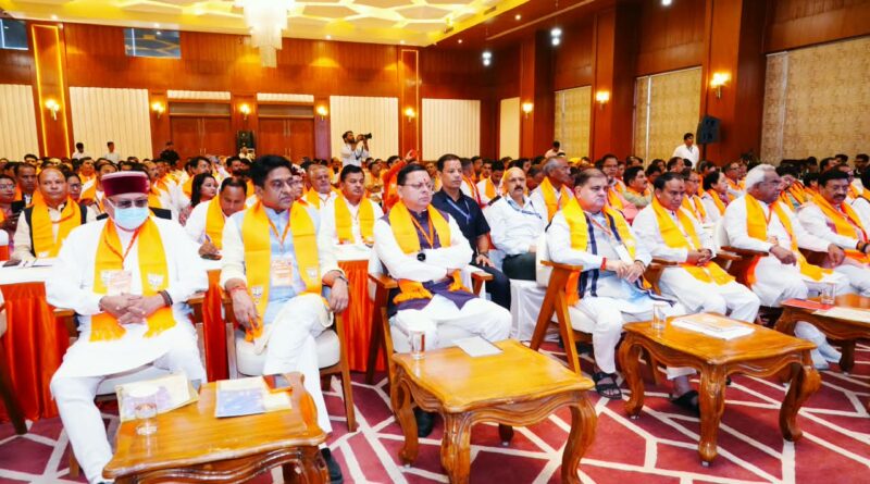 CM धामी ने देहरादून में सुना ‘मन की बात’ का 137वां संस्करण, बोले- राष्ट्र निर्माण में सक्रिय भागीदारी के लिए प्रेरित करता है कार्यक्रम