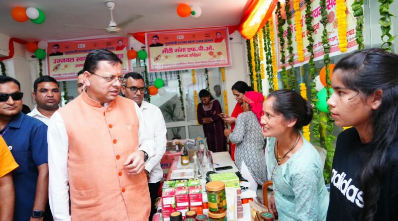 मुख्यमंत्री ने सशक्त बहना उत्सव के अंतर्गत स्वयं सहायता समूहों के स्टालों से खरीदे स्थानीय उत्पाद