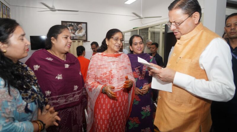 मुख्यमंत्री पुष्कर सिंह धामी से विभिन्न कर्मचारी संगठनों के प्रतिनिधिमंडलों ने की भेंट,