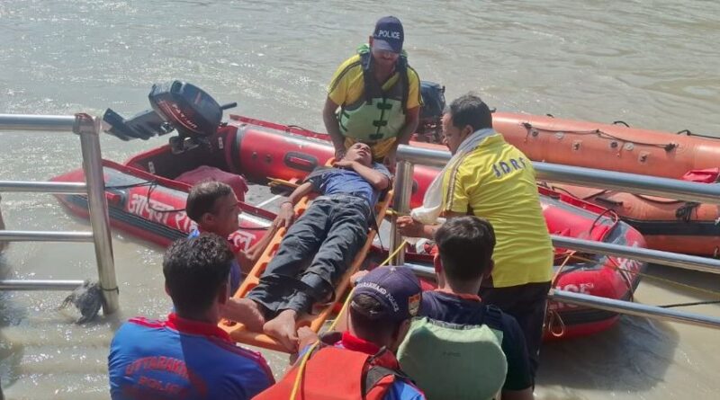 शिव घाट पर स्नान के दौरान कांवड़िया बेहोश, SDRF ने River Ambulance से पहुंचाया मेडिकल कैंप