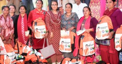 सोमेश्वर के धौलाघाट में श्रम विभाग का विशाल किट वितरण कार्यक्रम आयोजित