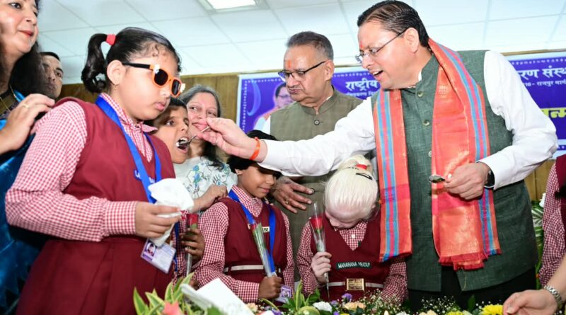 दिव्यांग बच्चों के बीच अपना जन्म दिवस मनाने पहुंचे मुख्यमंत्री पुष्कर सिंह धामी, बच्चों के साथ केक काटा, आत्मीयता से मिले और साझा की जन्म दिवस की खुशियां