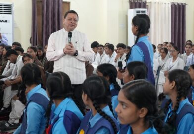 युवाओं ने सीएम धामी से किया बेबाक संवाद, रोजगार से लेकर पर्यावरण और सीमांत क्षेत्रों तक पूछे सवाल