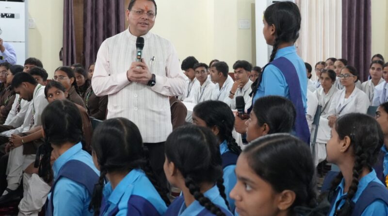 युवाओं ने सीएम धामी से किया बेबाक संवाद, रोजगार से लेकर पर्यावरण और सीमांत क्षेत्रों तक पूछे सवाल