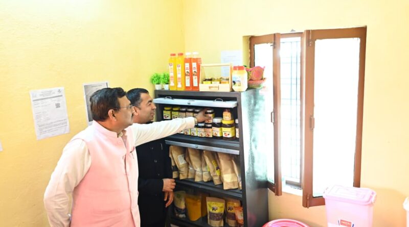 मुख्य सचिव आनंद बर्द्धन ने ‘सर्वशक्ति सी.एल.एफ. तुल्याड़ा’ के ग्राम मल्ली स्थित कलेक्शन सेंटर का किया उद्घाटन : समूह की महिलाओं के आत्मनिर्भरता प्रयासों को सराहा