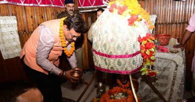 मुख्य सचिव आनंद बर्धन ने गंगोत्री धाम में की पूजा-अर्चना, व्यवस्थाओं का लिया जायजा