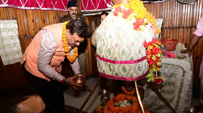 मुख्य सचिव आनंद बर्धन ने गंगोत्री धाम में की पूजा-अर्चना, व्यवस्थाओं का लिया जायजा