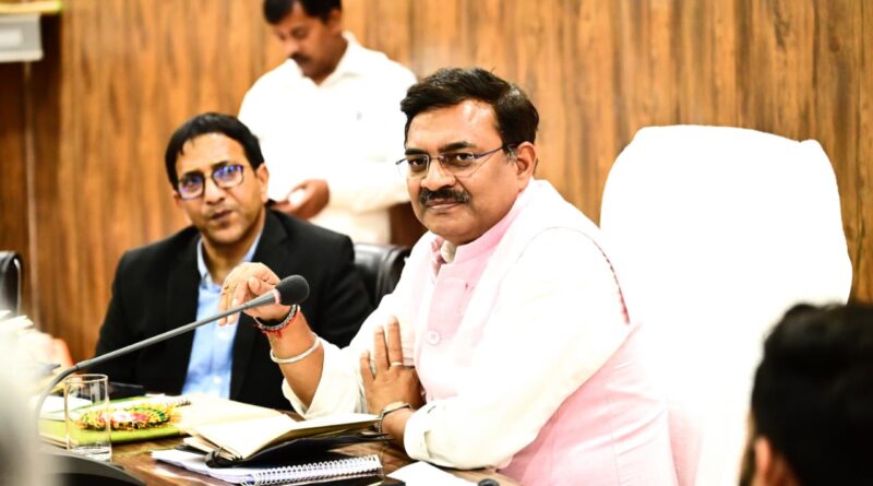 मुख्य सचिव ने कलेक्ट्रेट सभागार में की जिलास्तरीय समीक्षा बैठक, ‘योजना दीदी’ ई-पुस्तक का किया विमोचन