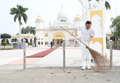 सेवा संकल्प अभियानश् के तहत नानकमत्ता पहुंचे मुख्यमंत्री धामी, स्वच्छता अभियान में किया श्रमदान