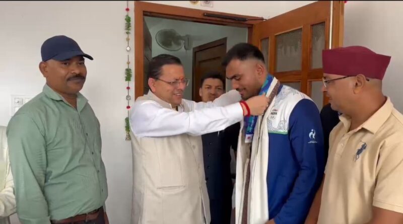 एशियन गेम्स में कांस्य पदक जीतने वाले बॉक्सर कपिल पोखरिया ने मुख्यमंत्री धामी से की भेंट